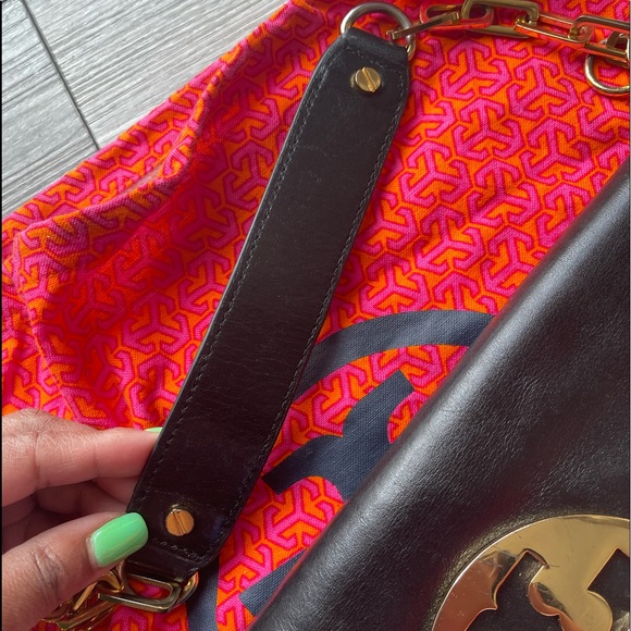 Tory Burch “Reva” Clutch Bag Black Leather Large Signature GOLD Medallion! - Picture 2 of 13